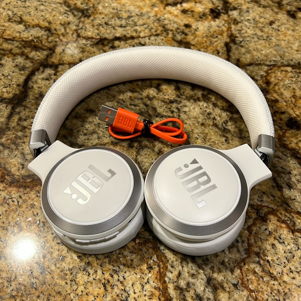 JBL Bluetooth noise cancelling headphones